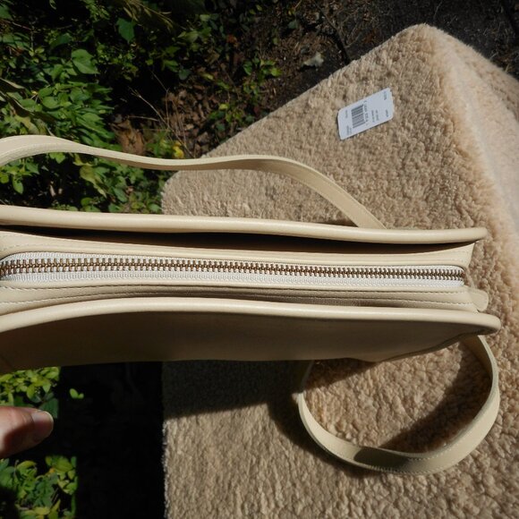 Vintage Coach Sutton Zip Bag 9814 NWOT, in Bone - Picture 11 of 11